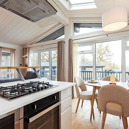 Woodside Bay Lodge Retreat 우튼브리지 외부 사진